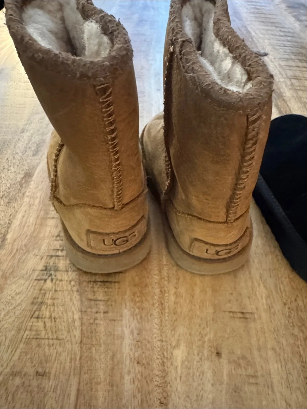 UGG big girls size 8 Classic chestnut Suede Shearling Boots and Black used